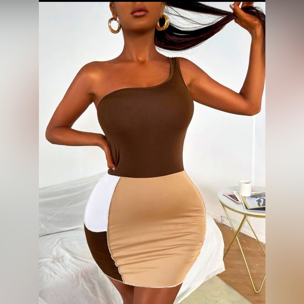 BRAND NEW W/O TAGS!! Never Worn Chic Mini-Dress